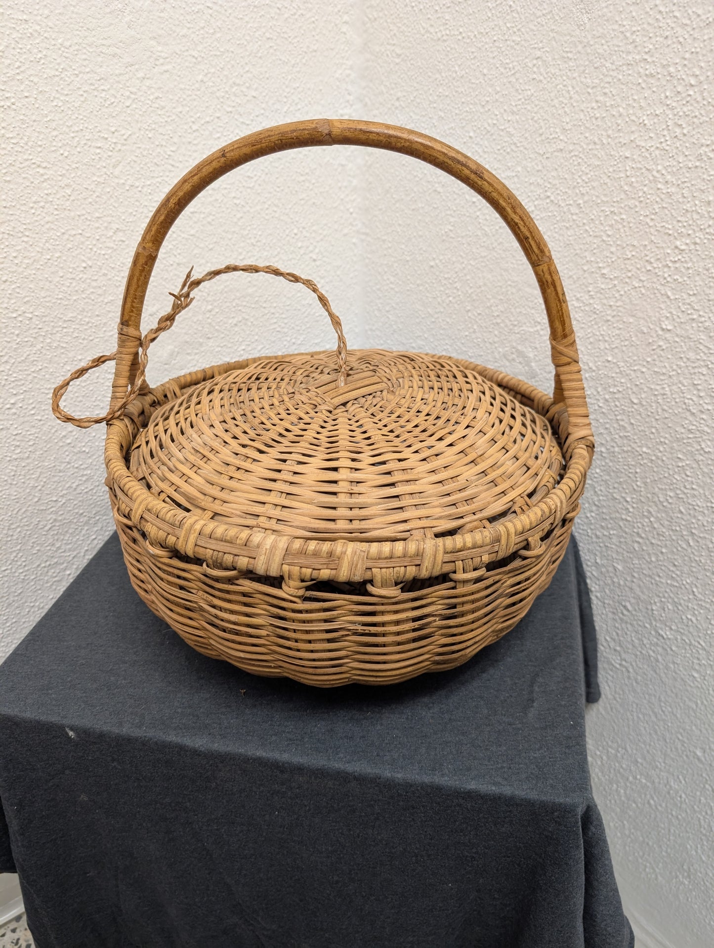 Vintage Basket Lidded Basket Handle Basket