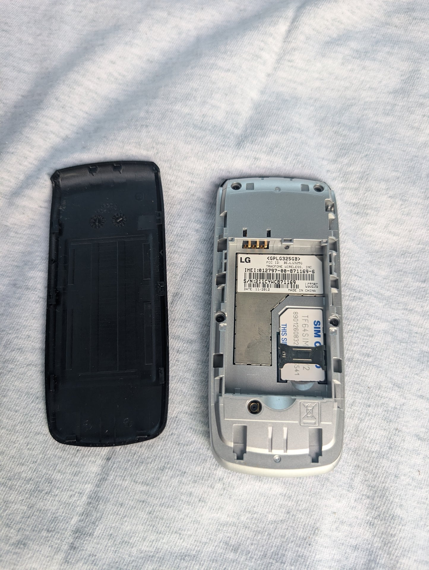 LG 325G / LG325G - Black and Silver ( Tracfone ) Cellular Candybar Phone