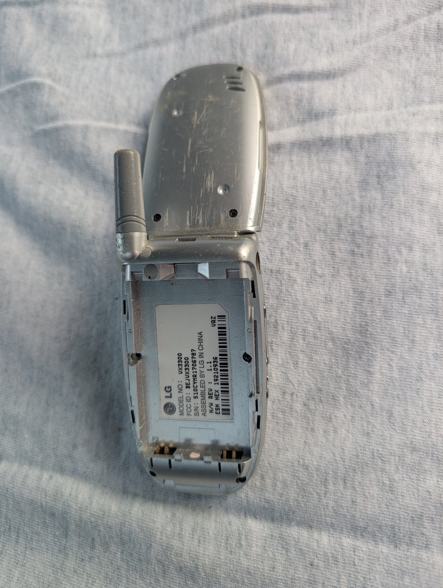 LG VX3300 Verizon Wireless SILVER Flip Style Cell Phone compact Gr C Phone Only