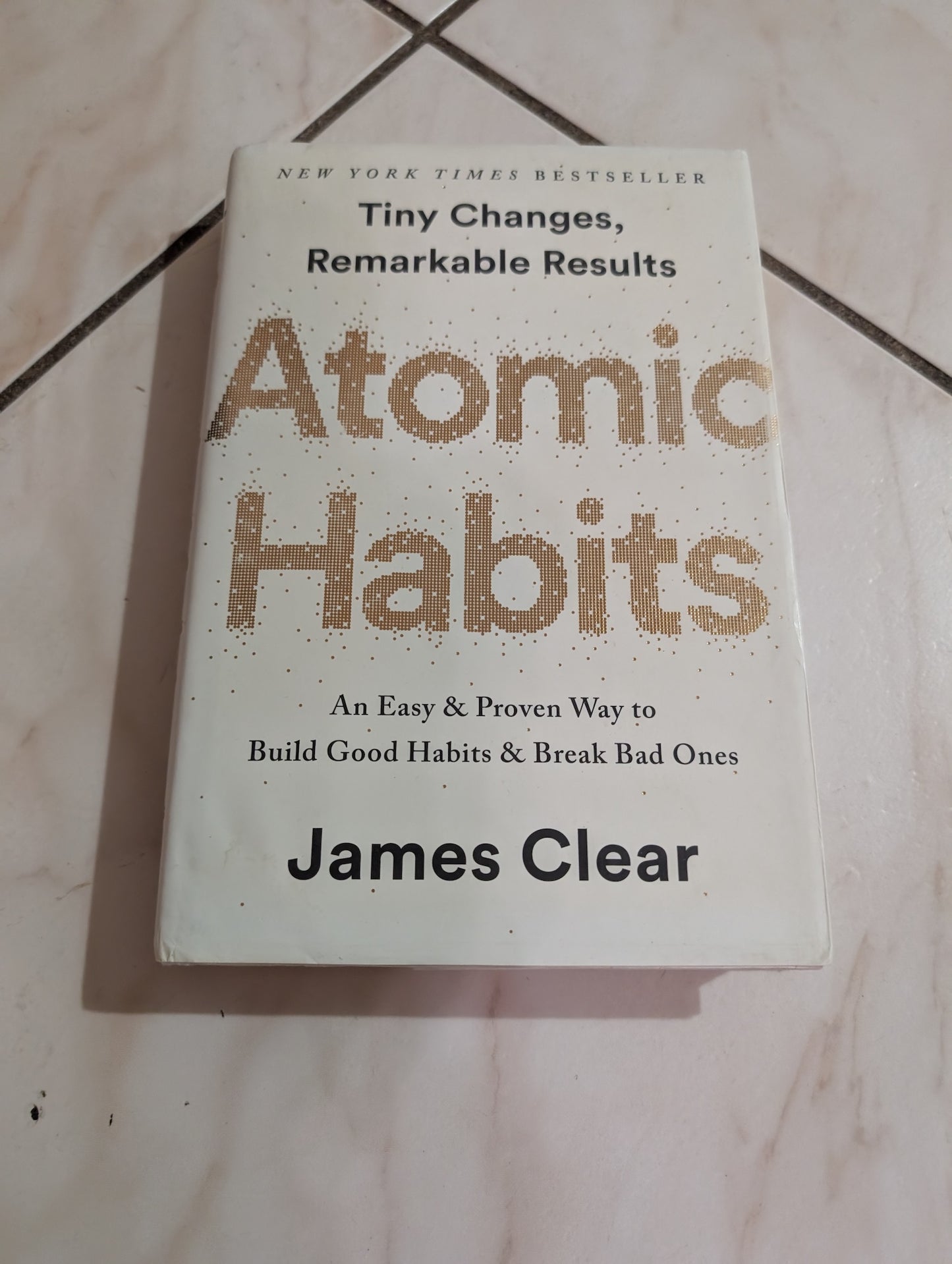 Atomic Habits: An Easy & Proven Way to Build Good Habits & Break Bad Ones Book by James Clear