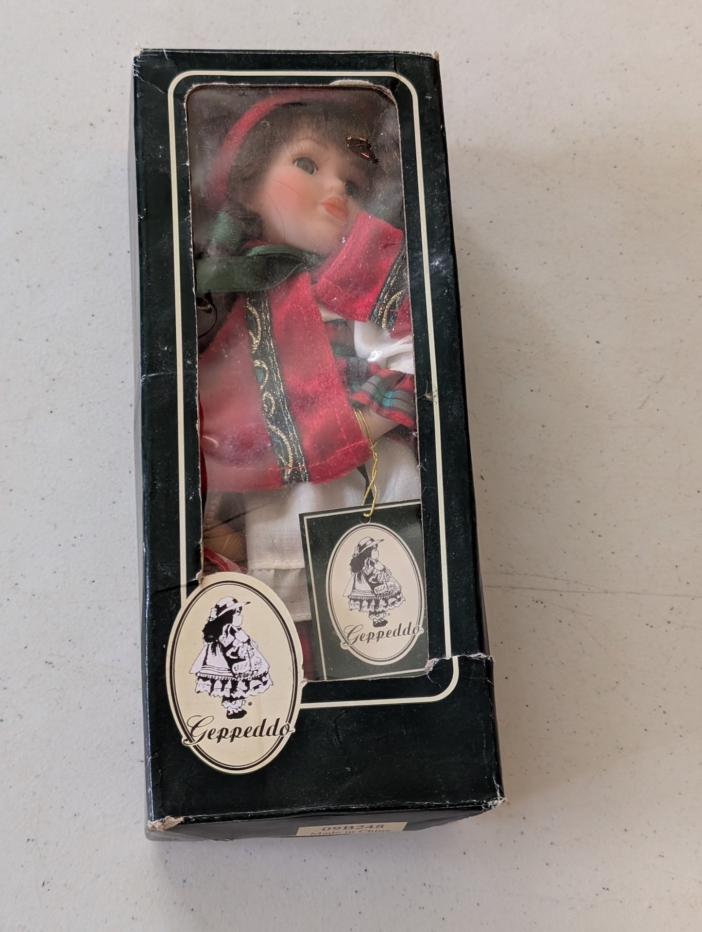 Geppeddo Porcelain Doll (Red Green, White, N/A, Doll)