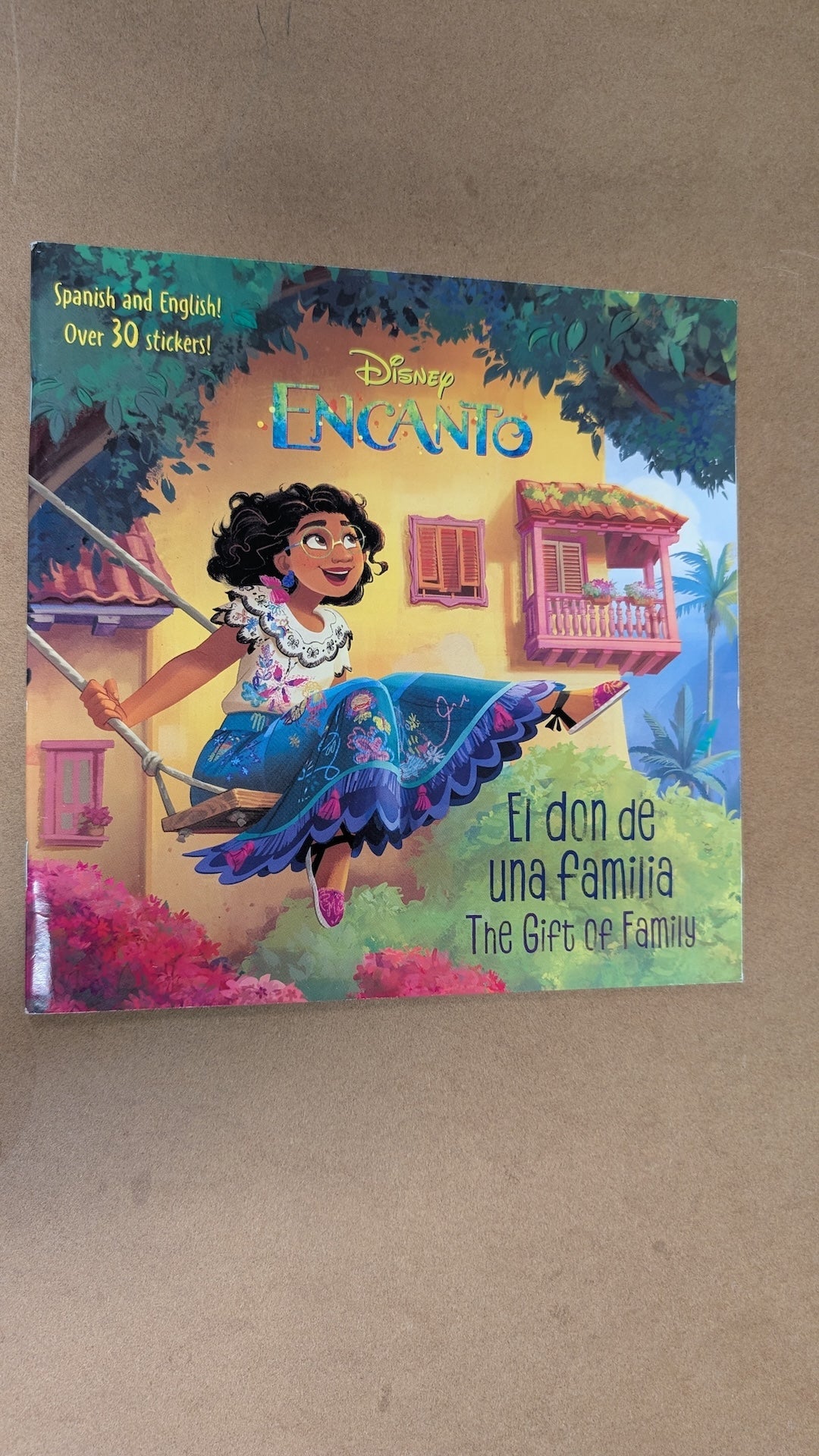 Disney Encanto: El don de una familia / The Gift of Family by Disney Books (Children's Storybook, 2021)