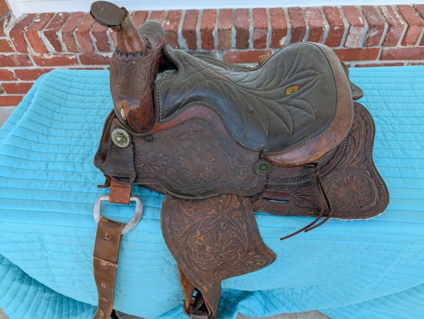 Beautiful Leather Western Saddle with Floral Tooling - Equestrian Decor