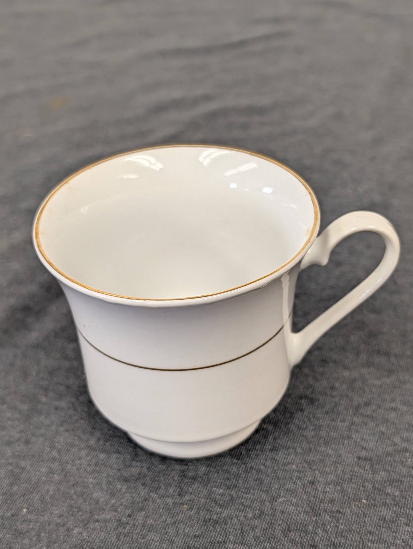 Side profile of Sakura Classic Gold teacup showing handle