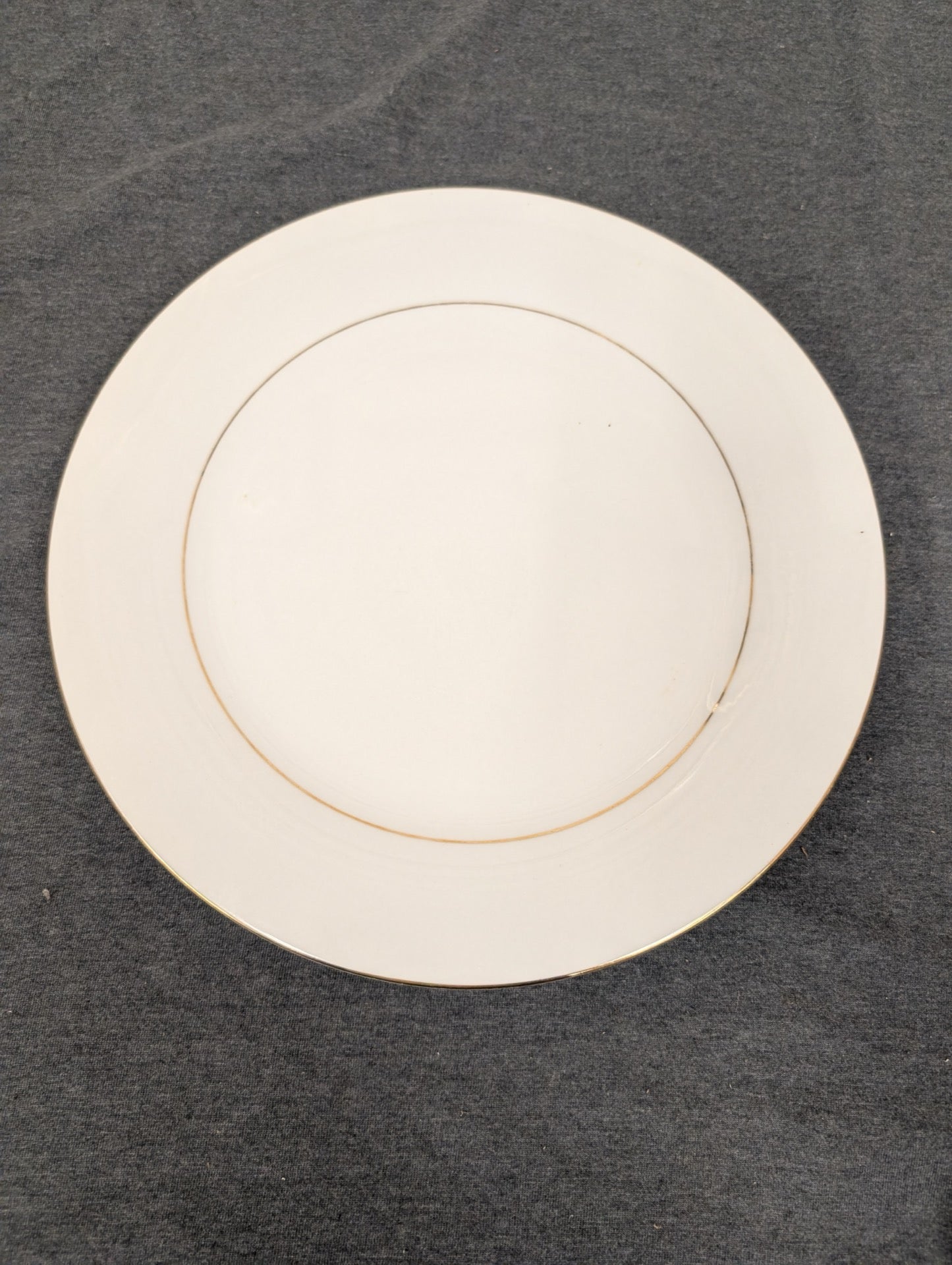 Top view of fine china Sakura Classic Gold dinner plate.