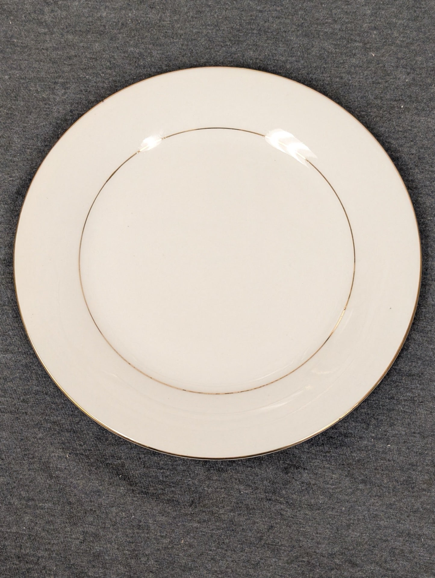 Elegant white dinner plate with gold rim by Sakura Classic Gold.