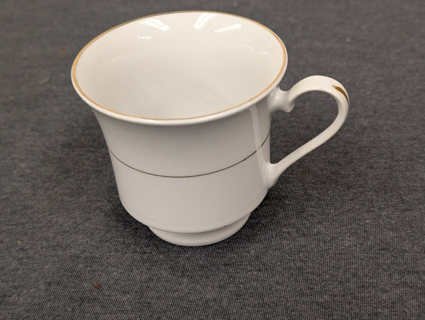 Side view of Sakura Classic Gold teacup showing gold handle wear