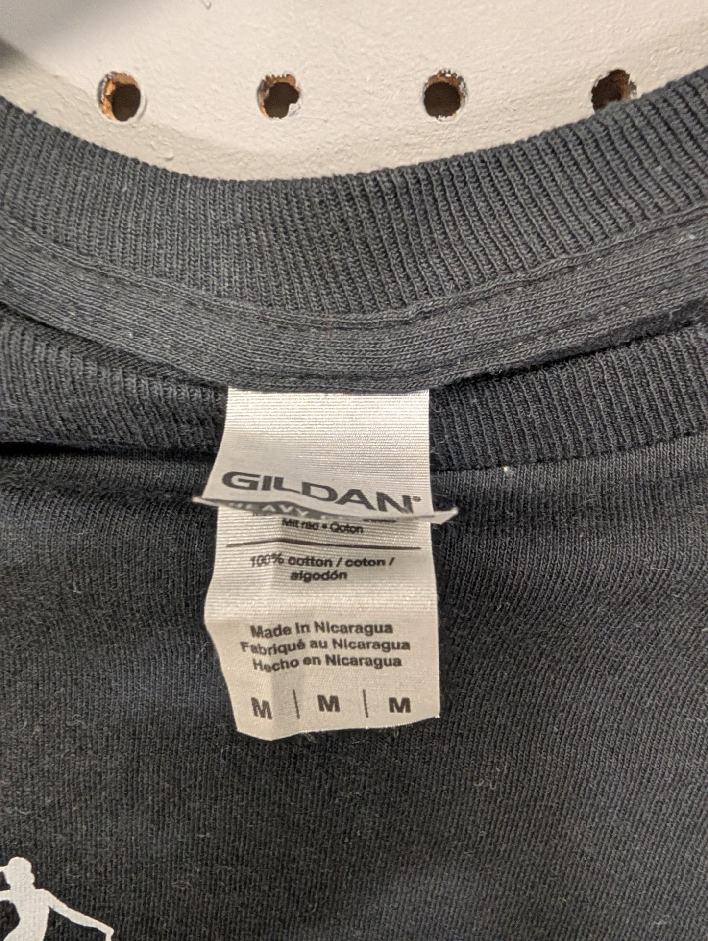 Gildan size medium tag