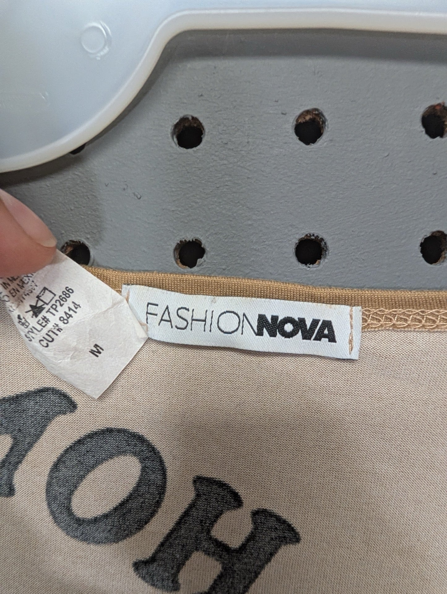 Fashion Nova size Medium collar tag