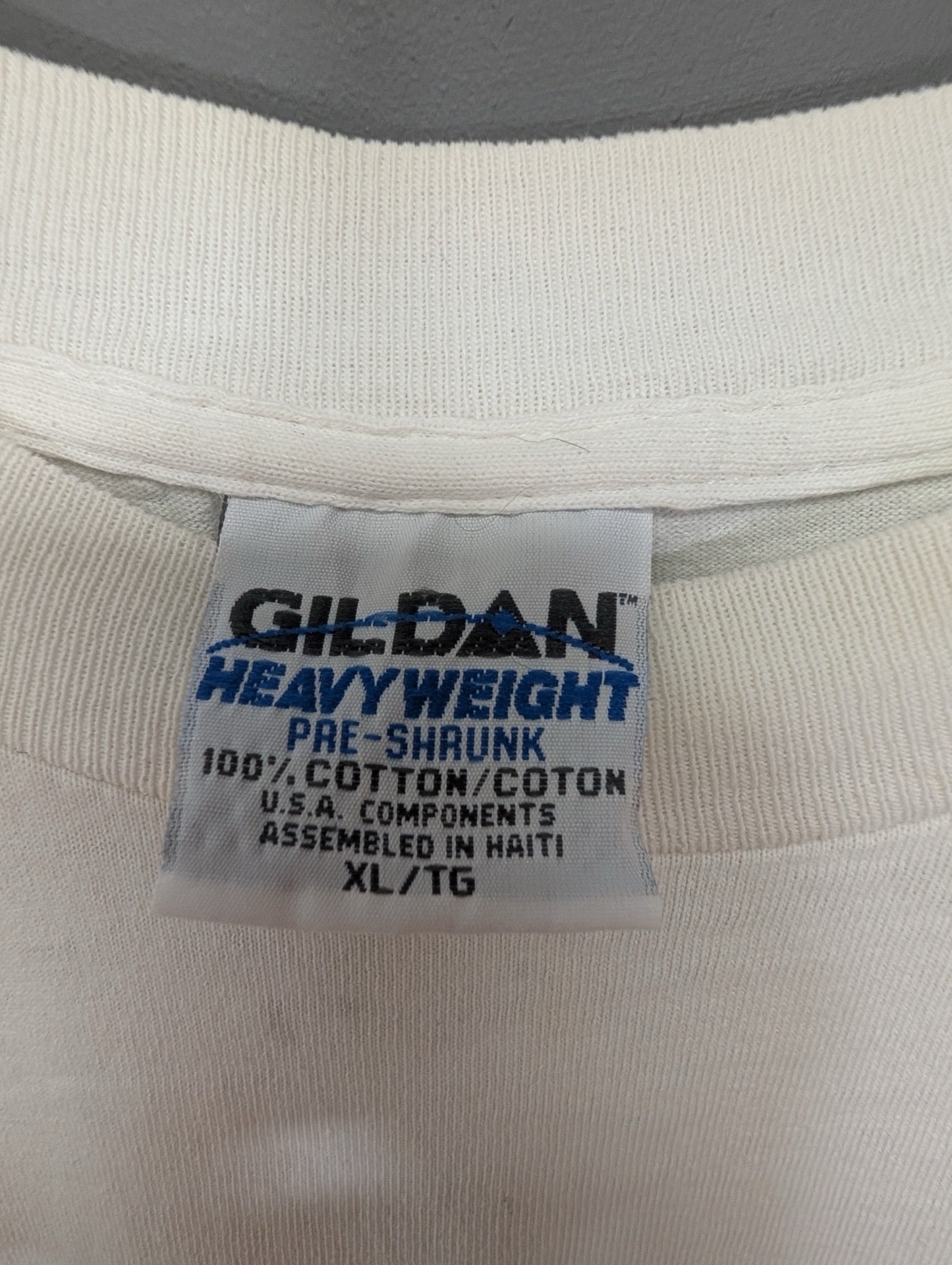 Close up of Gildan Heavyweight size XL tag