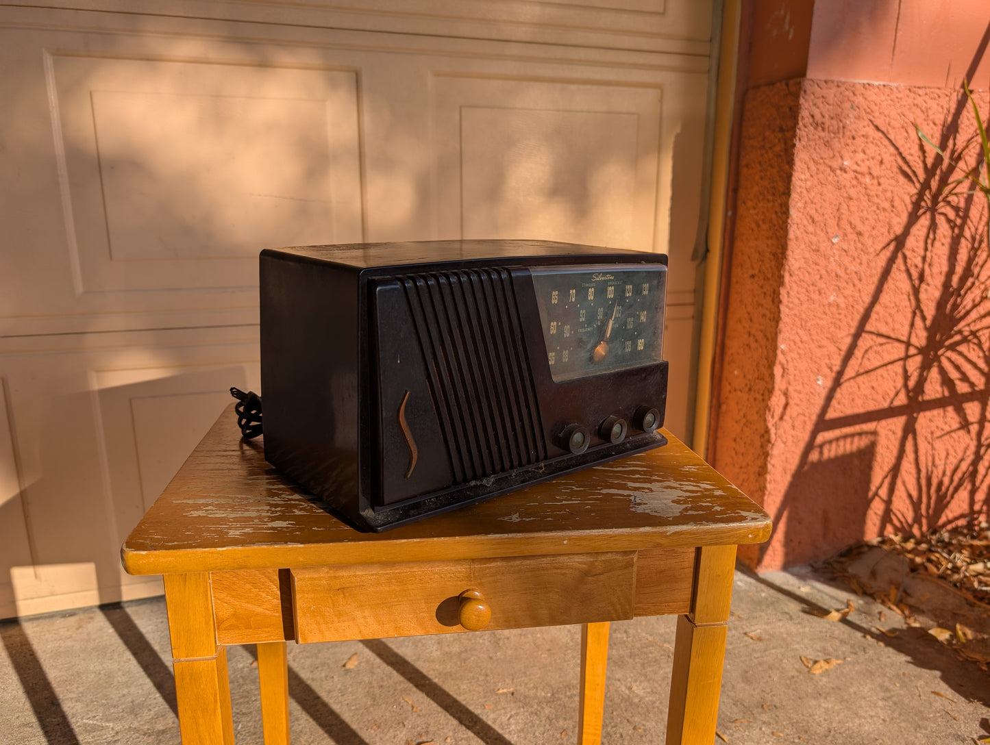 Bakelite Silvertone AM/FM Radio Model 18