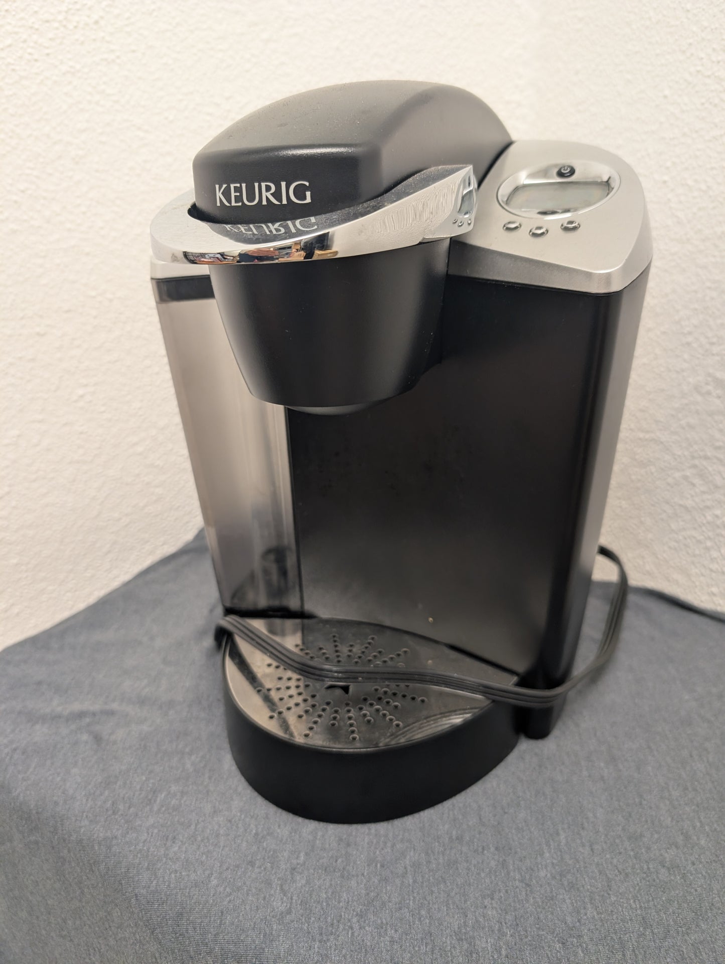 Keurig B60 Single Cup Brewing System Coffee Maker Black Silver