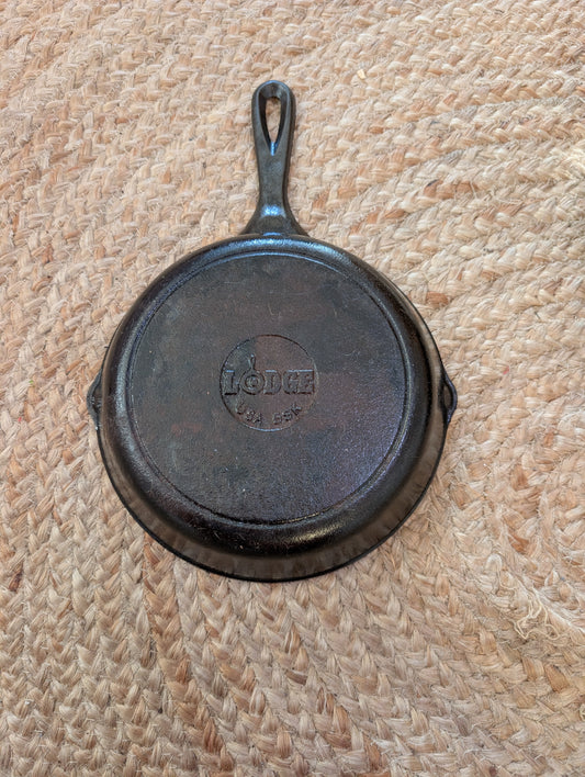 Lodge USA 5SK 8" Cast Iron Skillet #2 Double Pour Spouts
