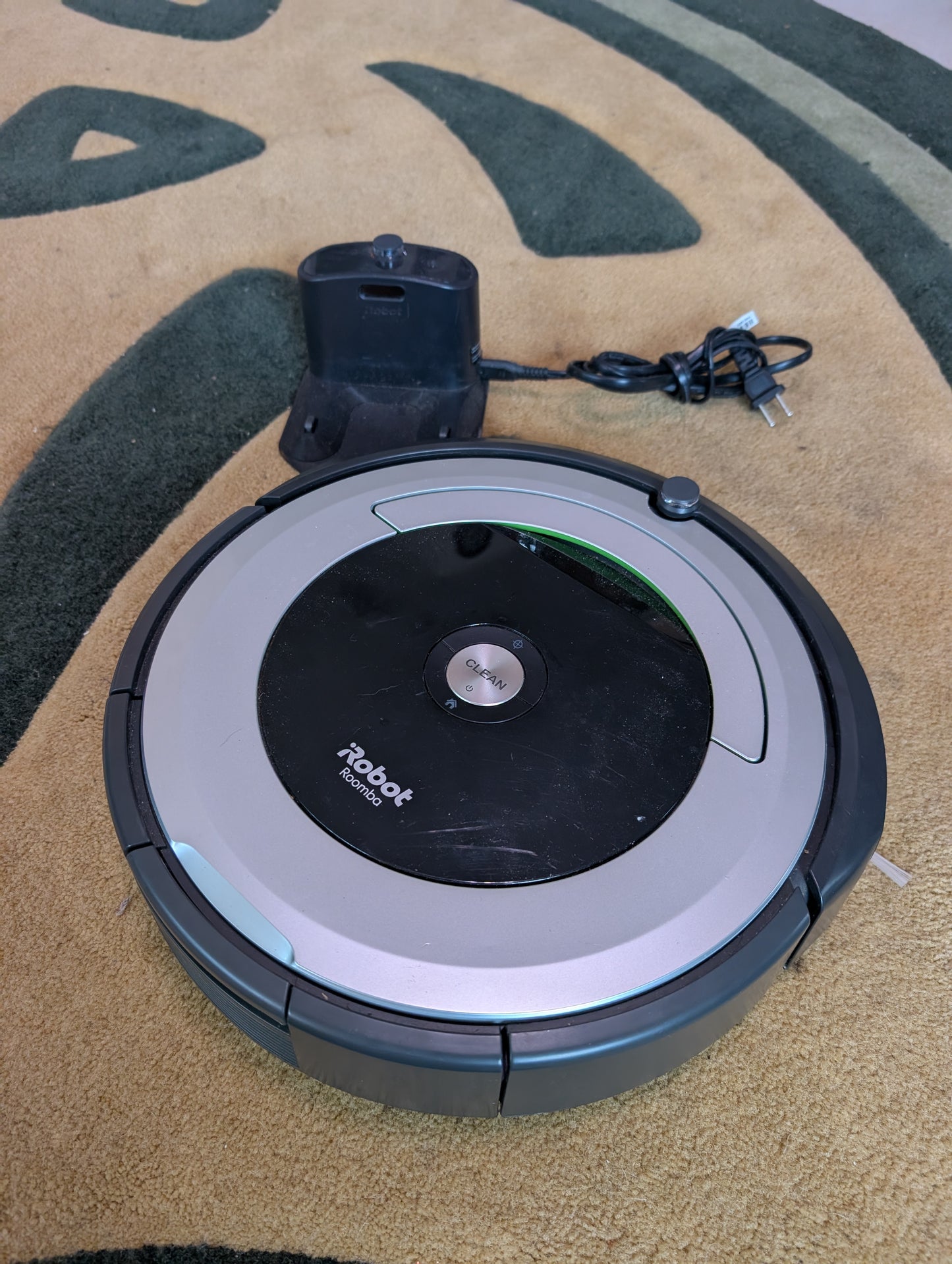 iRobot Roomba 690 Robot Vacuum with charger