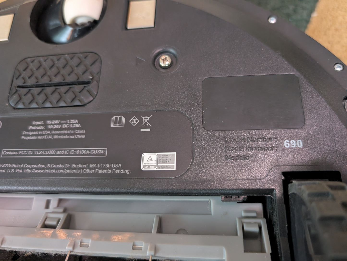 iRobot Roomba 690 Robot Vacuum with charger