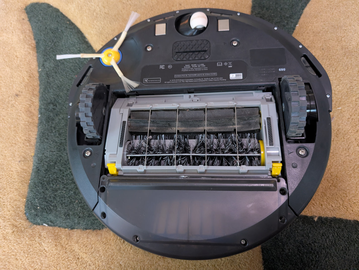 iRobot Roomba 690 Robot Vacuum with charger