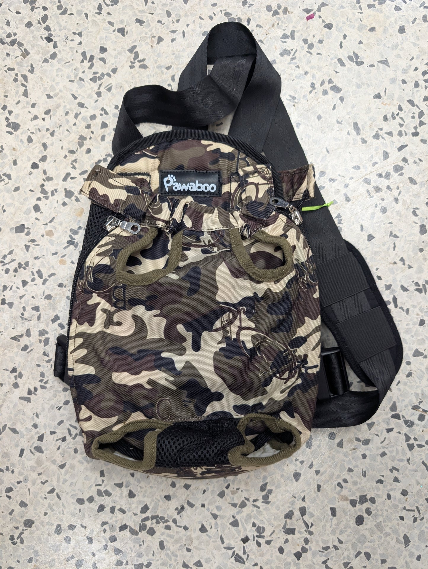 Pawaboo Pet Carrier Backpack, Adjustable Pet Front Cat Dog Carrier Backpack Travel Bag, Legs Out, Easy-Fit for Traveling Hiking Camping for Small Medium Dogs Cats Puppies, Medium,Deep Camouflage Black