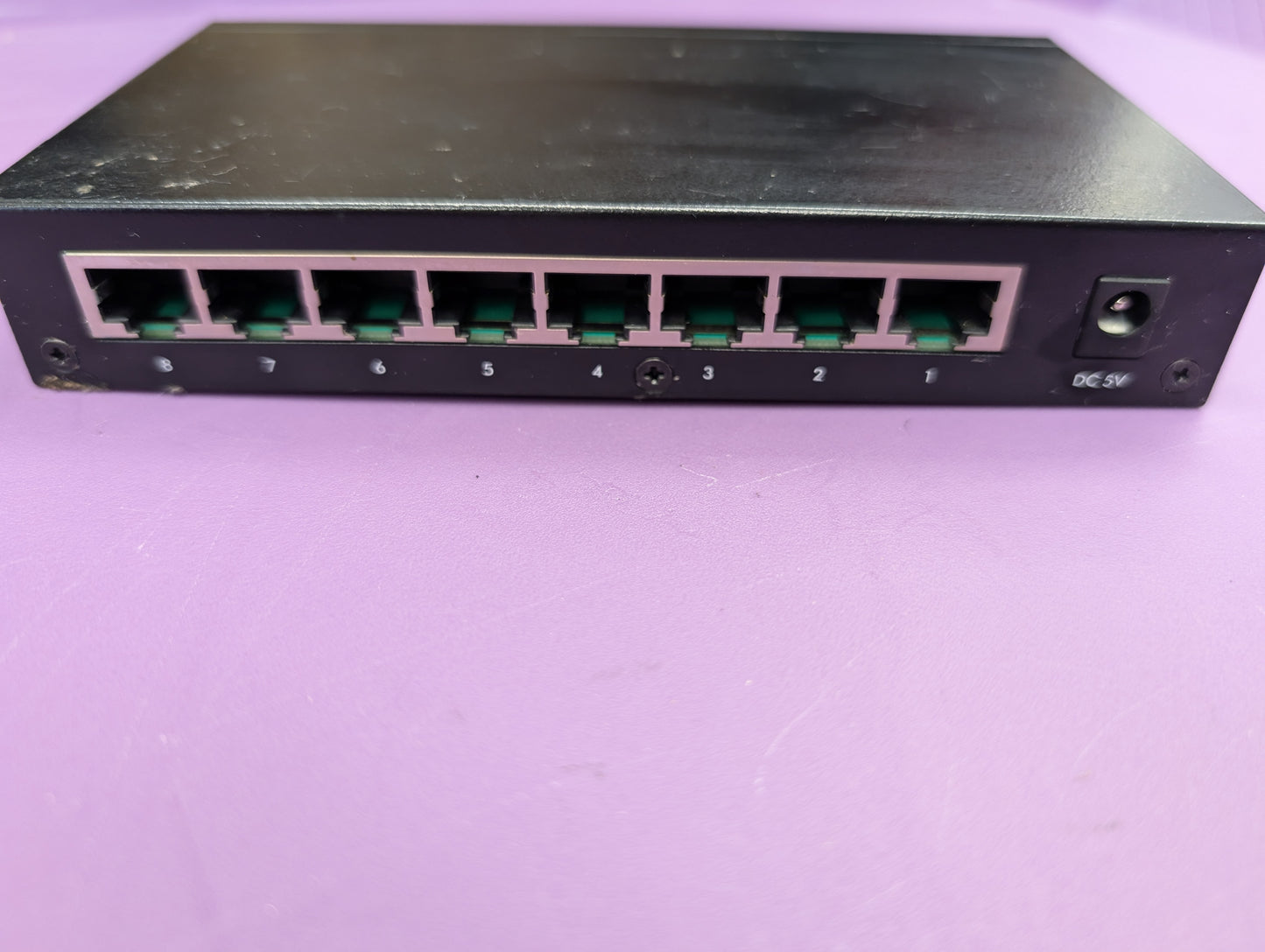 INTELLINET 8-PORT Fast Ethernet Switch