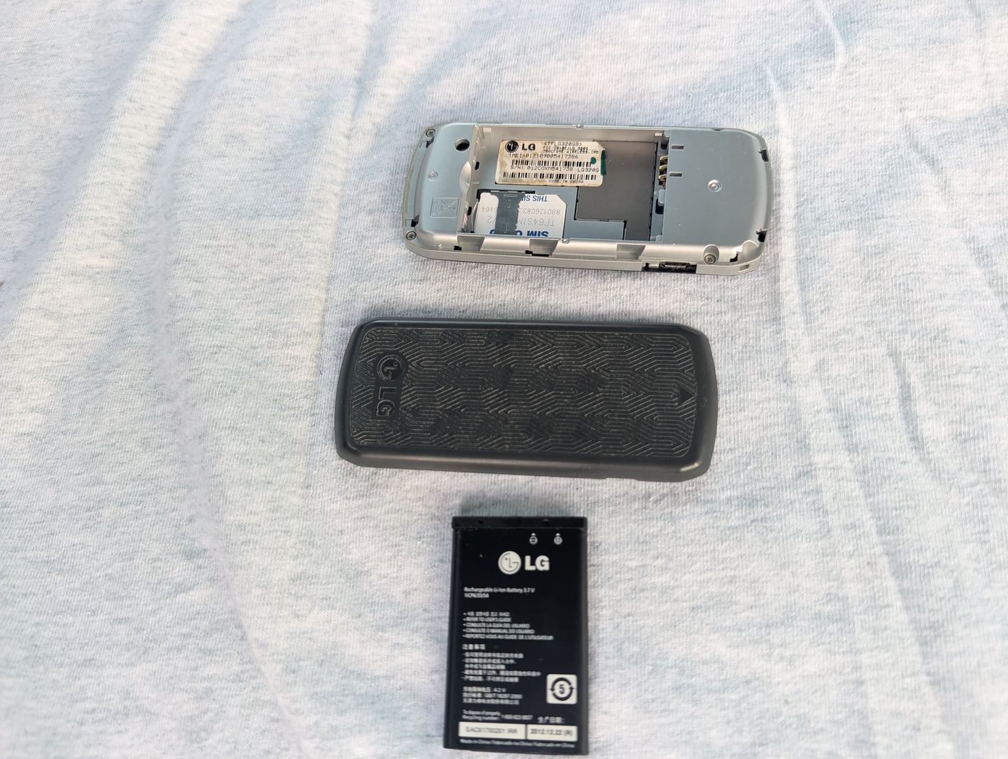 LG 320G / 320GB - Gray and Silver ( TracFone ) Cellular Candybar Phone