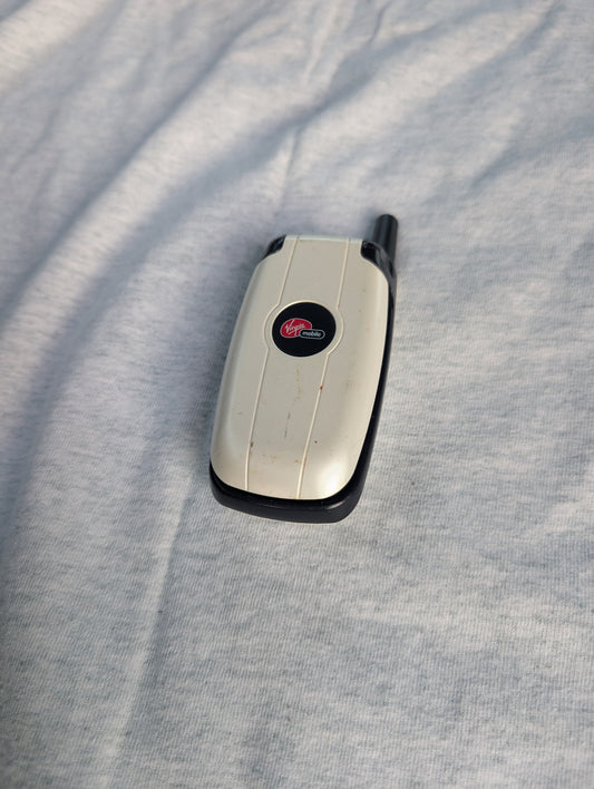 Kyocera Oystr KX9 / Oyster KX9D - White ( Virgin Mobile ) Rare Flip Phone - screen damaged