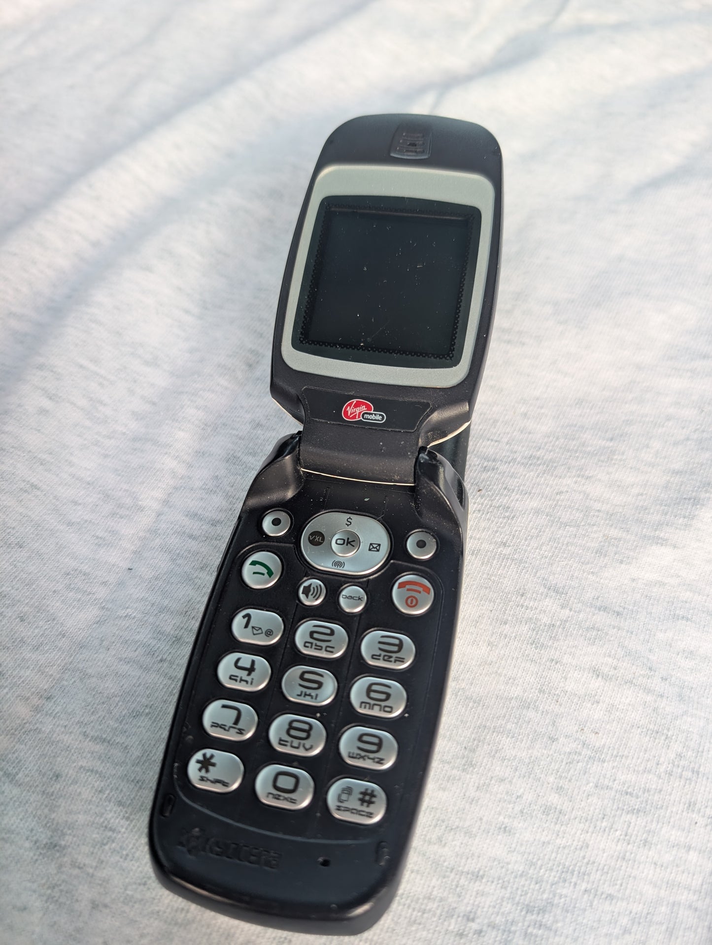Kyocera Oystr KX9 / Oyster KX9D - White ( Virgin Mobile ) Rare Flip Phone - screen damaged