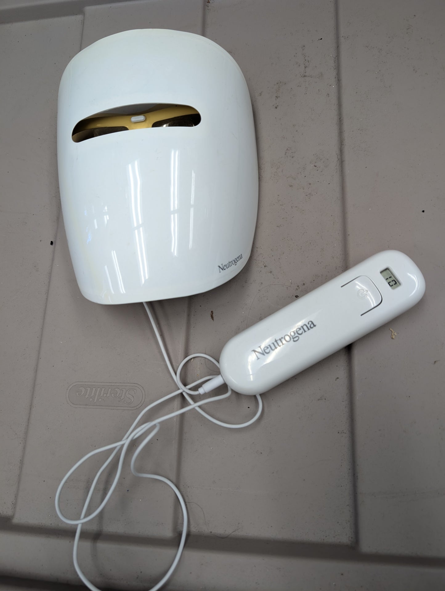 Neutrogena ILLUMASK LED Anti-Acne Light Therapy Mask  Acne Free Skin 15 MINUTES EVERY DAY