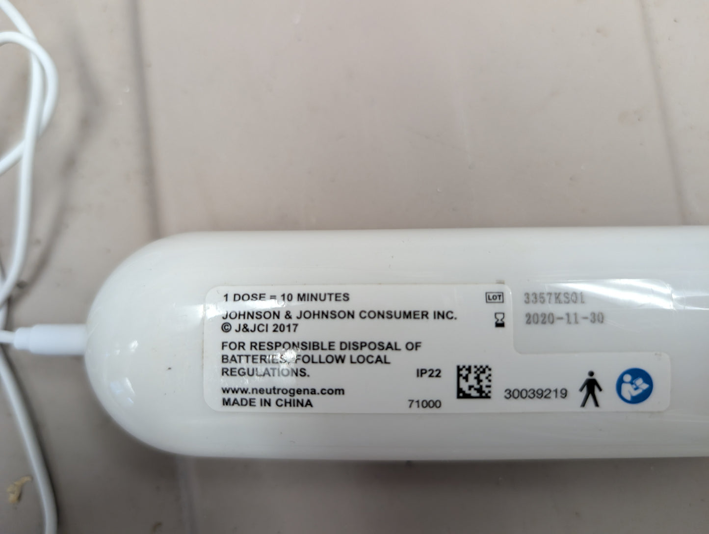 Neutrogena ILLUMASK LED Anti-Acne Light Therapy Mask  Acne Free Skin 15 MINUTES EVERY DAY