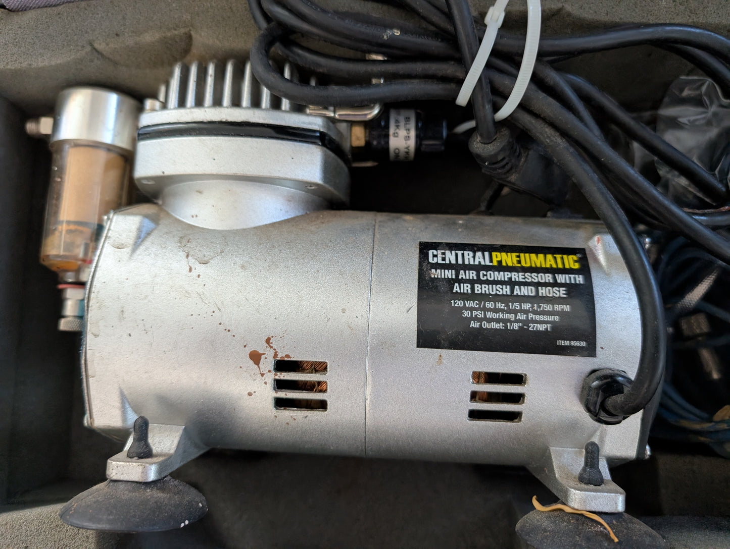 Central Pneumatic 1/5 HP 58 PSI Oilless Airbrush Compressor Kit - with extra airbrushes and paints