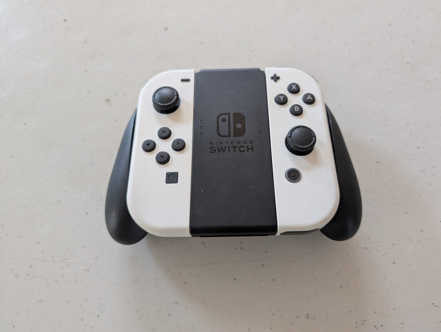 Official Nintendo Switch White Joy-cons Joy Con Pair + Comfort Grip