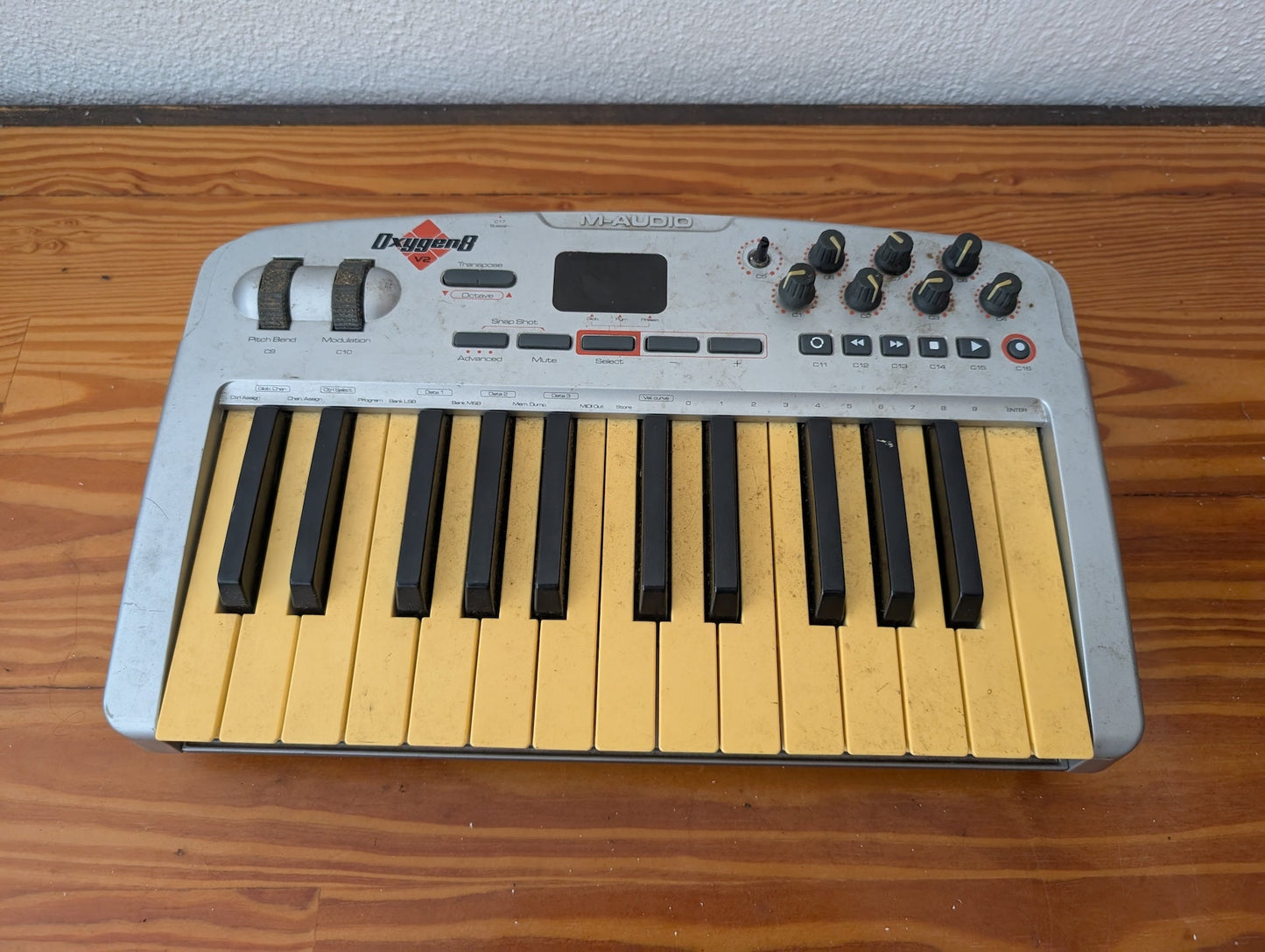 Oxygen8 Keyboard from M-Audio - 2000s Musical Instruments (Plastic, Electronics MIDI Controller, Music Production, Electronic, Silver, Black, Yellowed White)