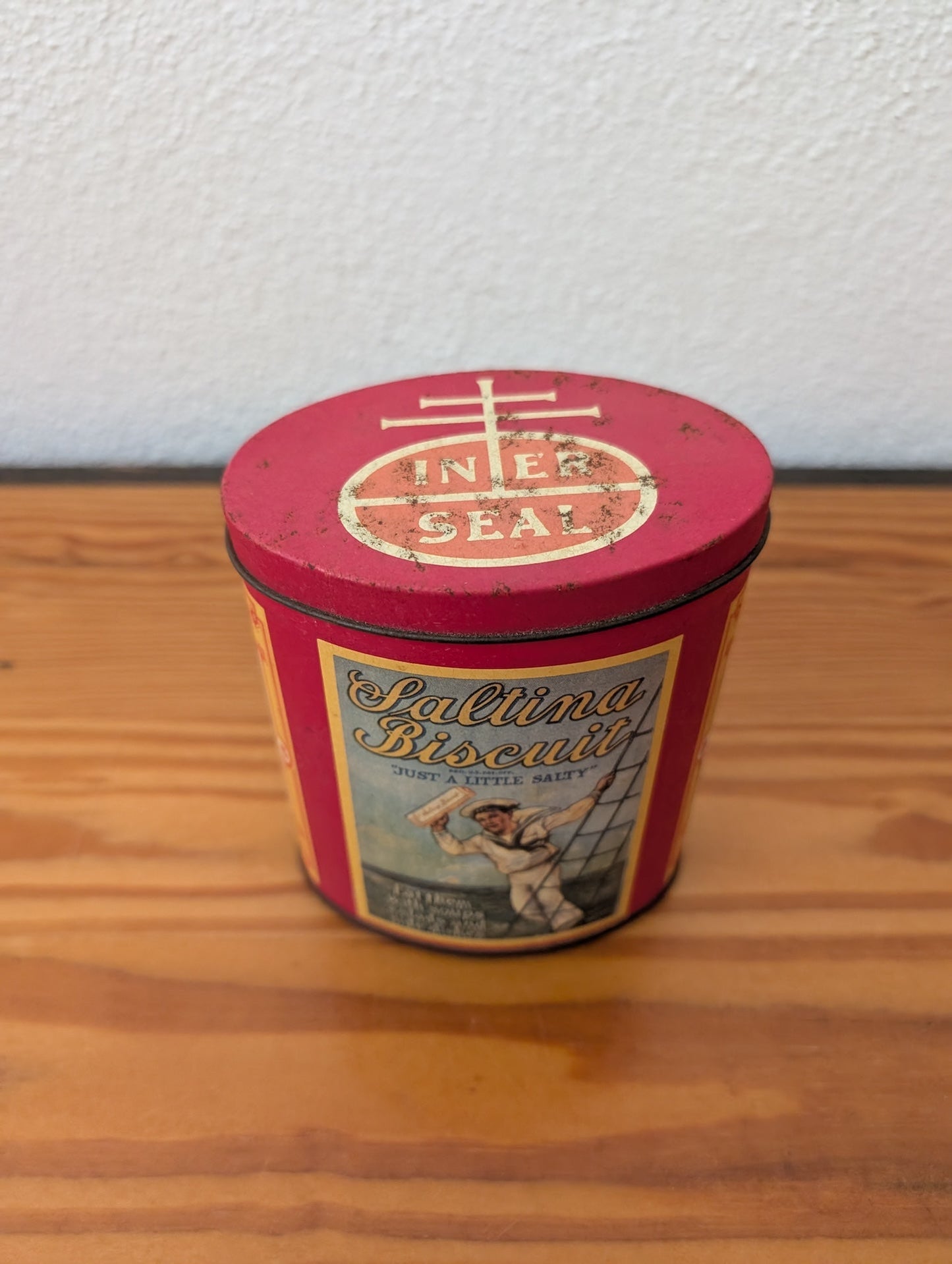 In-Er-Seal Saltina Biscuit Tin from Nabisco - 1970s (reproduction of early 20th-century design) Collectibles (Tin Advertising Tin, Vintage, Advertising, Farmhouse, Red, Yellow)