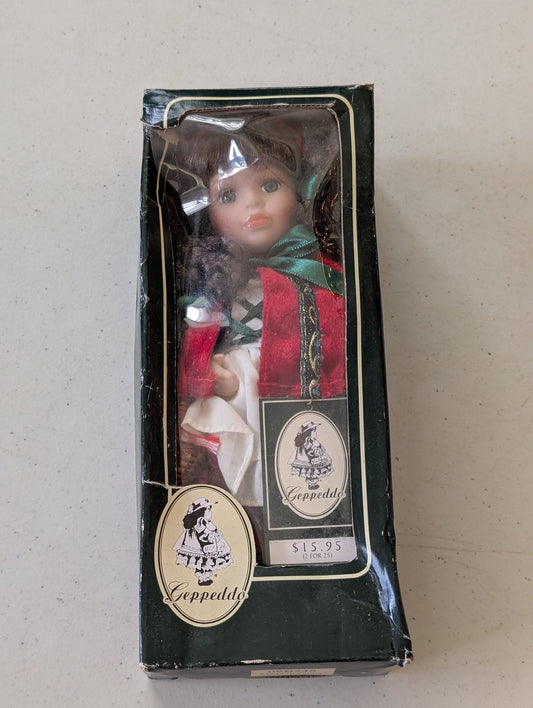 Geppeddo Porcelain Doll (Red, Green, White, N/A, Doll)