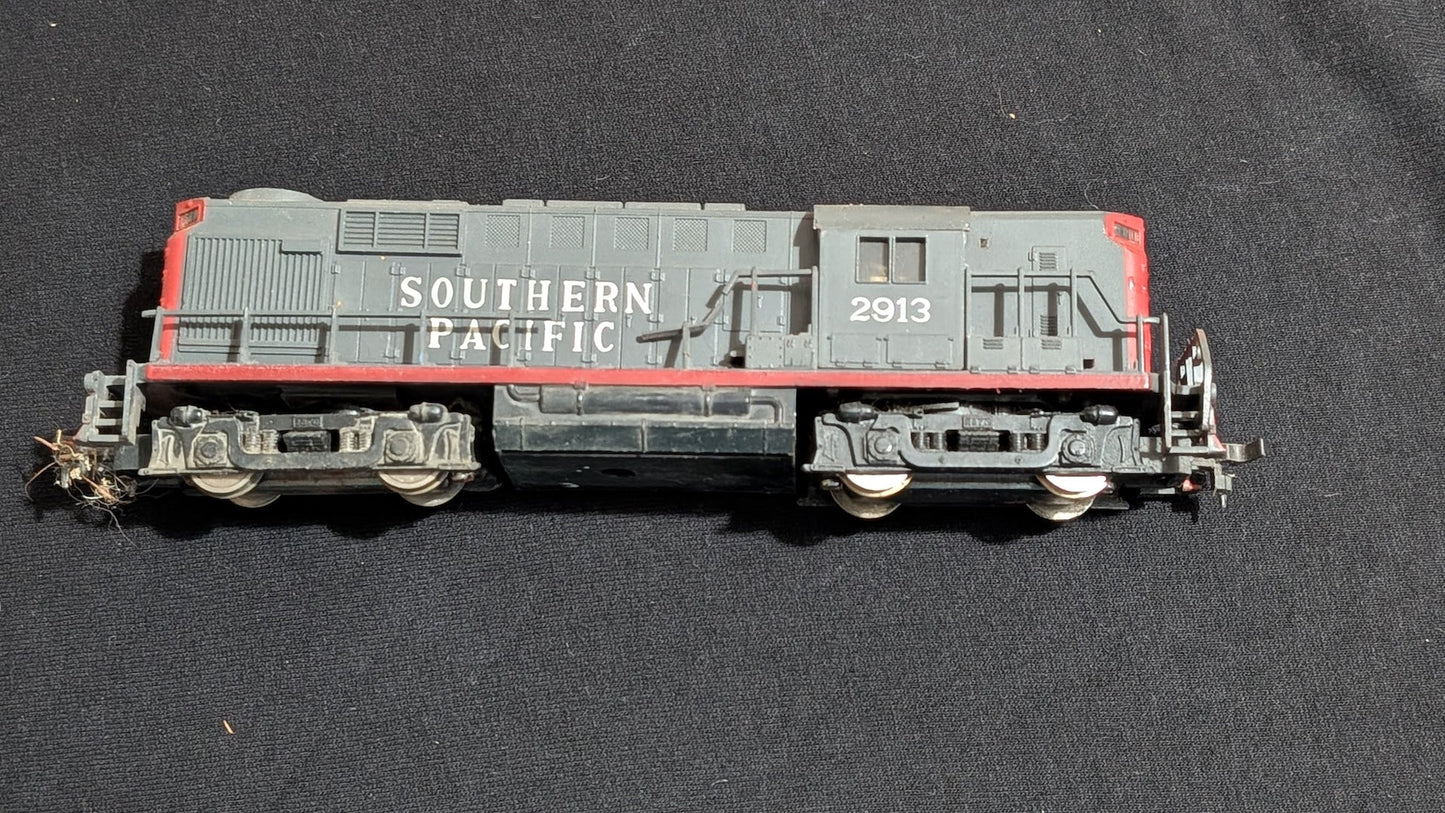 Southern Pacific GP-Series Diesel Locomotive likely from Athearn - 1980s HO Scale Model Train (Plastic, Metal Diesel Locomotive, Not Applicable, Grey, Red)