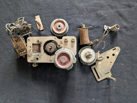 Lot of Vintage Lionel Pre-war Steam Locomotive Parts Motor Frame Wheels #262