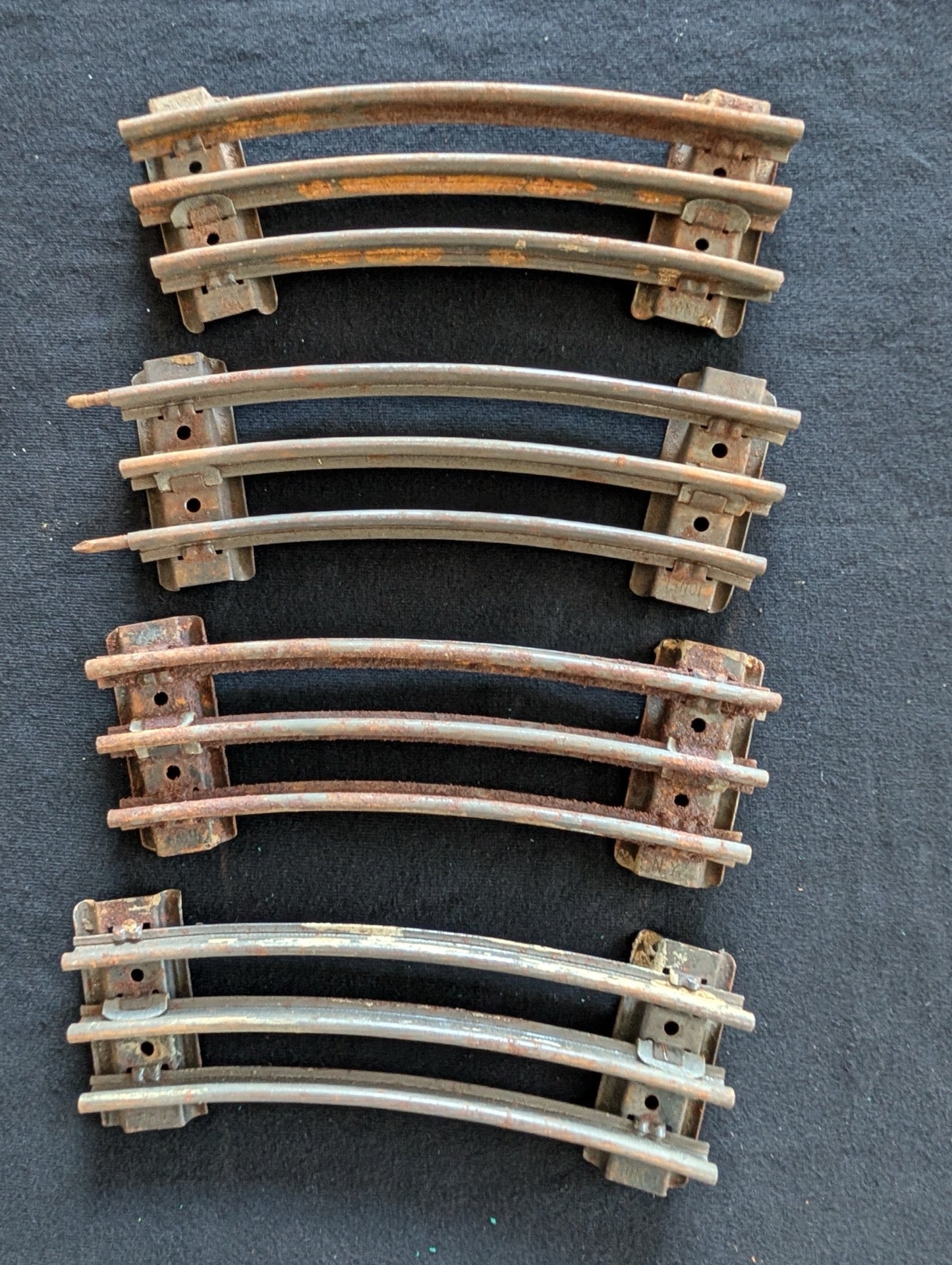 Lot of 4 Vintage Lionel O-Gauge Curved Track Sections 3-Rail Rusty