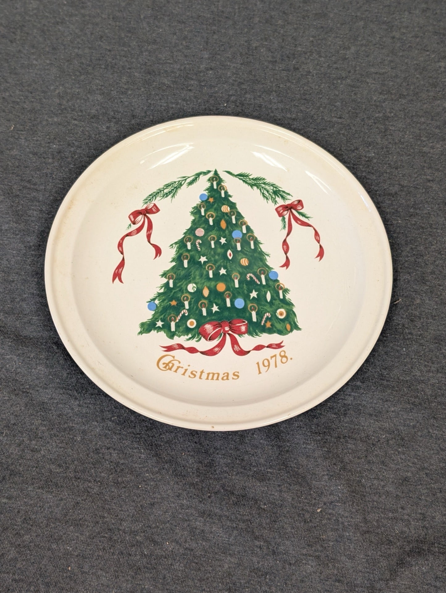 Round ceramic plate featuring a decorated Christmas tree and the text Christmas 1978.