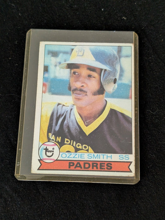 Close up of 1979 Topps Ozzie Smith #116 rookie baseball card.