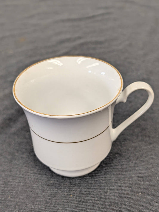 Side profile of Sakura Classic Gold teacup showing handle