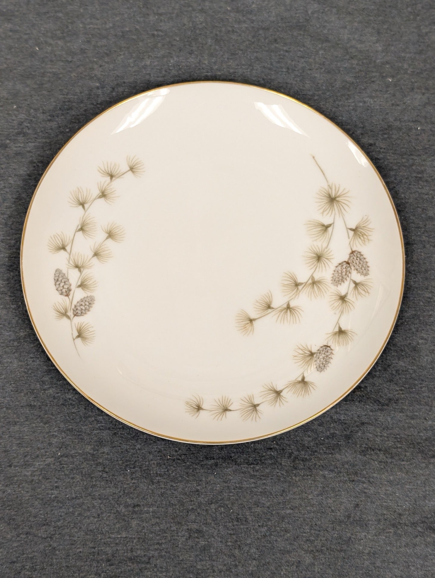 Mikasa Sequoia Fine China 6141 plate with pine needles