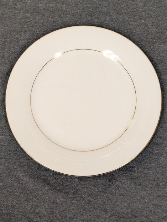 Elegant white dinner plate with gold rim by Sakura Classic Gold.