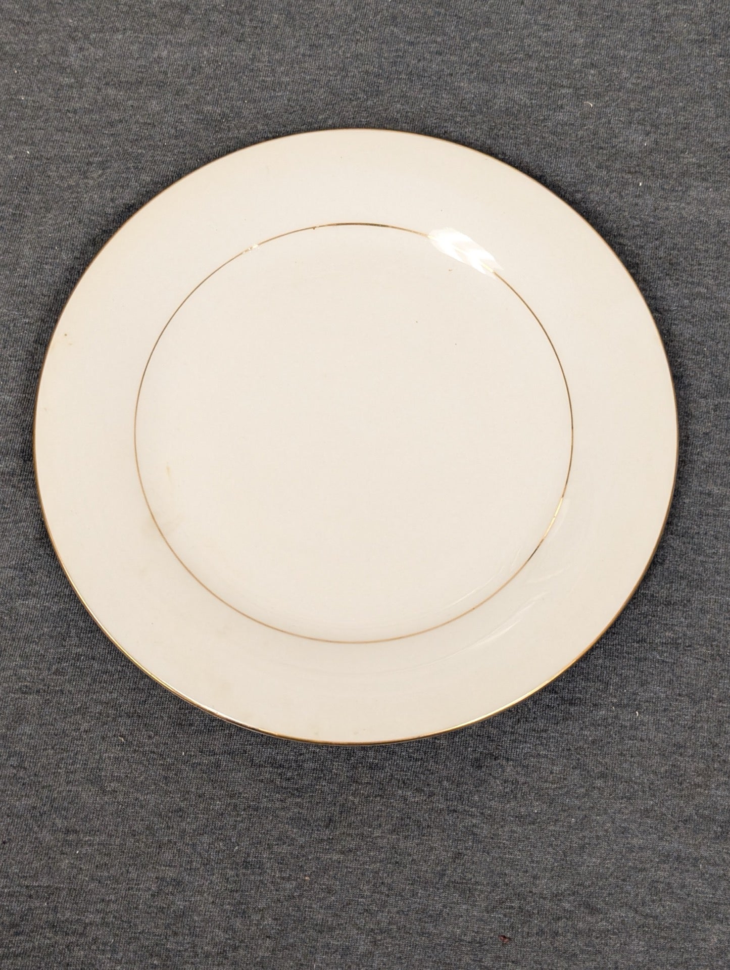 Front of a Sakura Classic Gold plate showing minor signs of age.