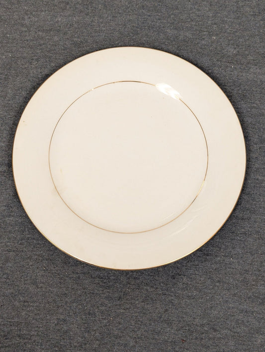 Front of a Sakura Classic Gold plate showing minor signs of age.