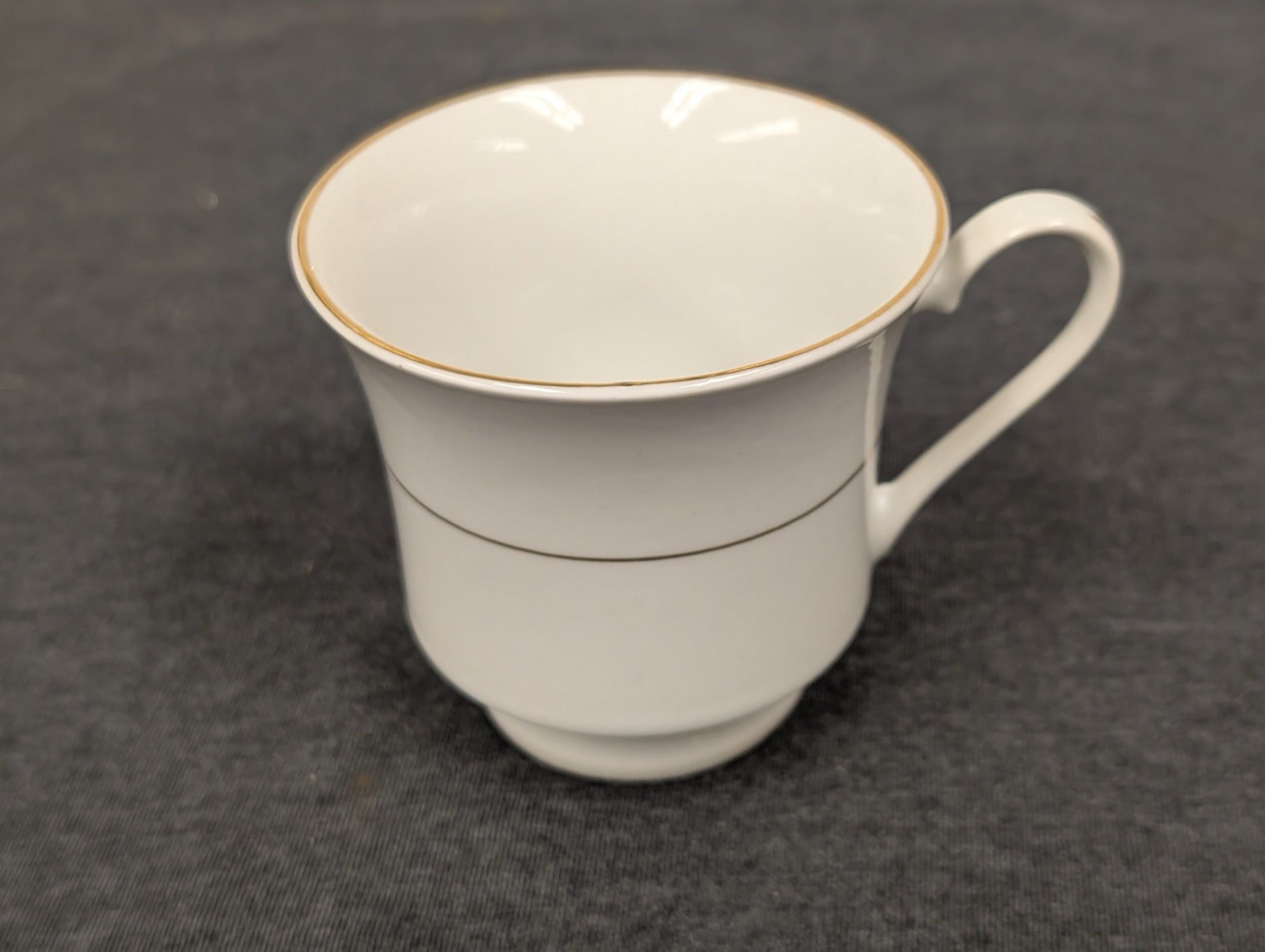 Side profile of an excellent condition Sakura Classic Gold teacup