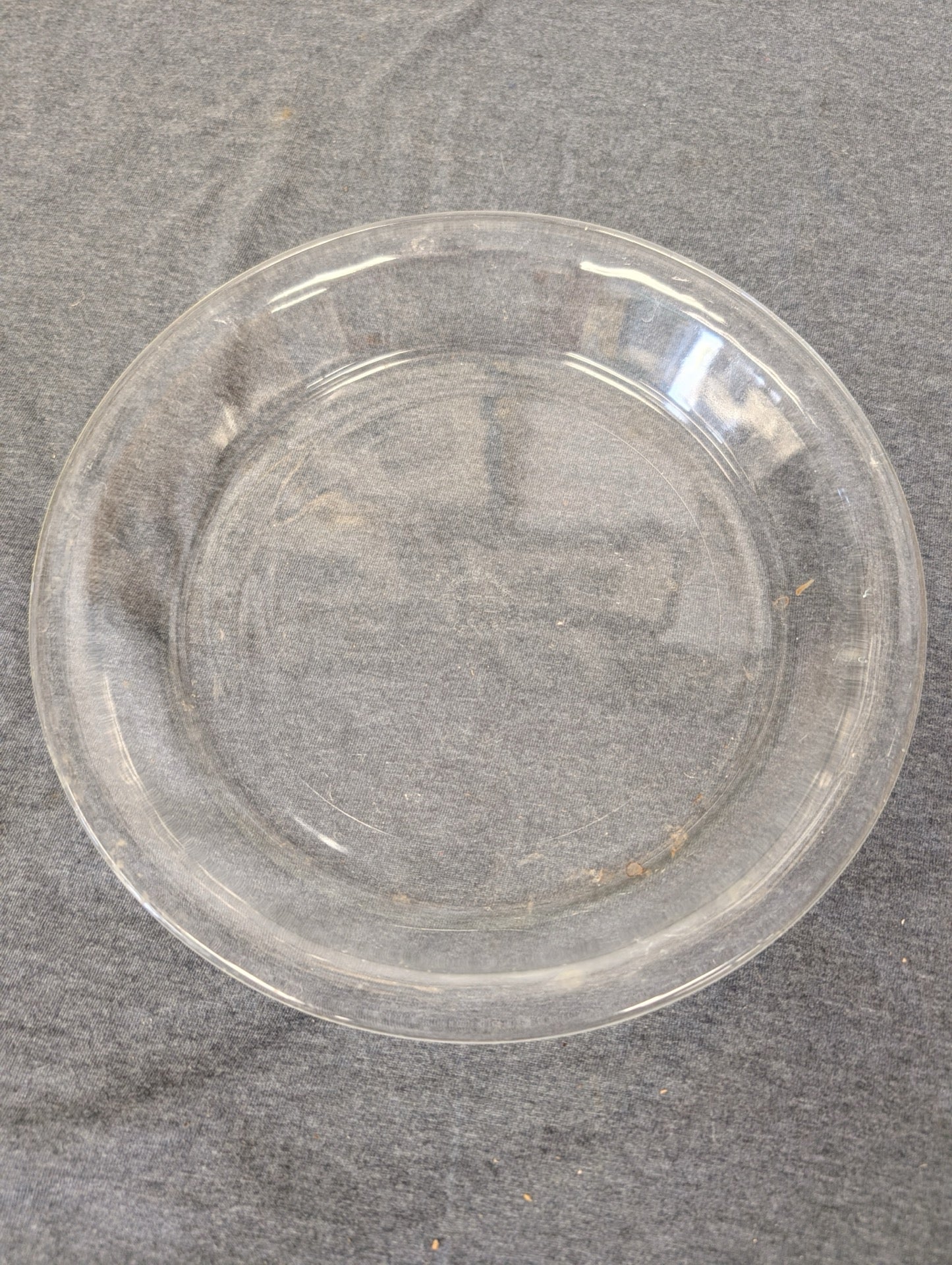 Clear glass round pie plate with a smooth rim