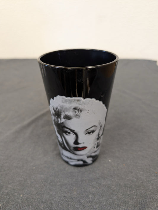 Black pint glass tumbler featuring Marilyn Monroe with bright red lips.