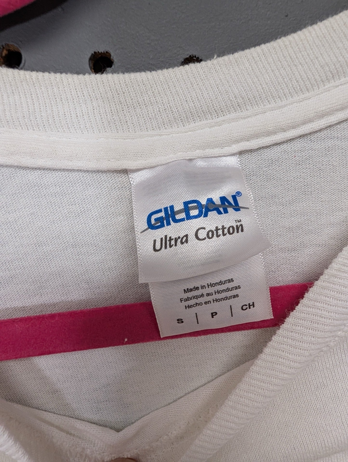 Close up of Gildan Ultra Cotton size small clothing tag