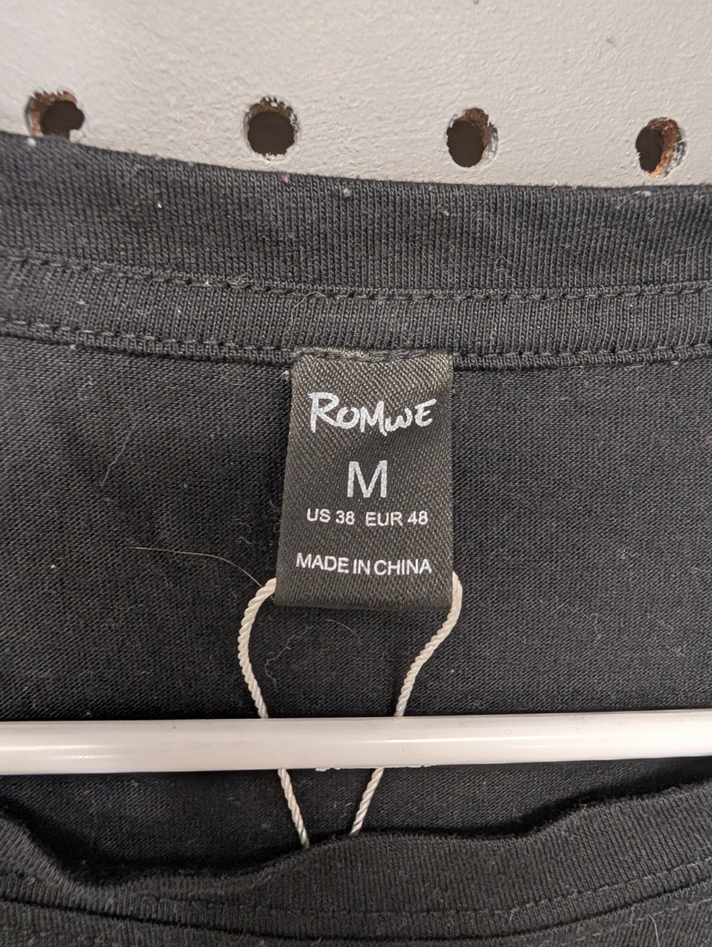 ROMWE size medium neck tag with retail string