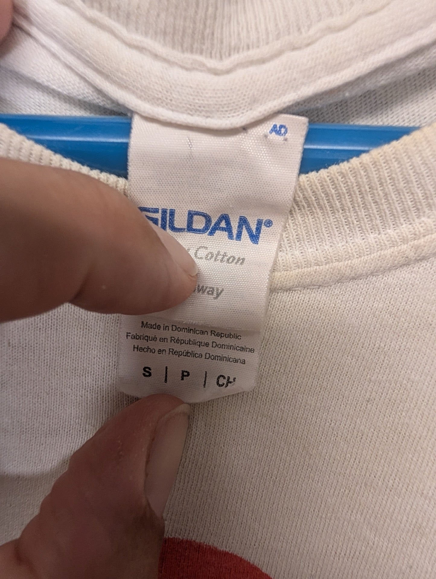 Gildan Heavy Cotton size small tag