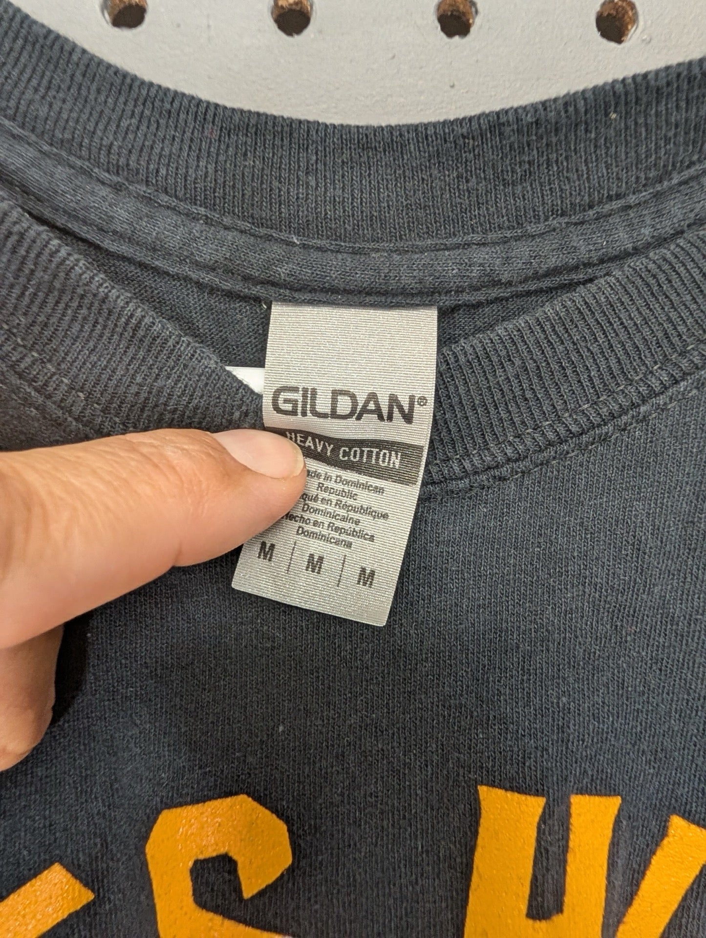 Gildan size medium tag