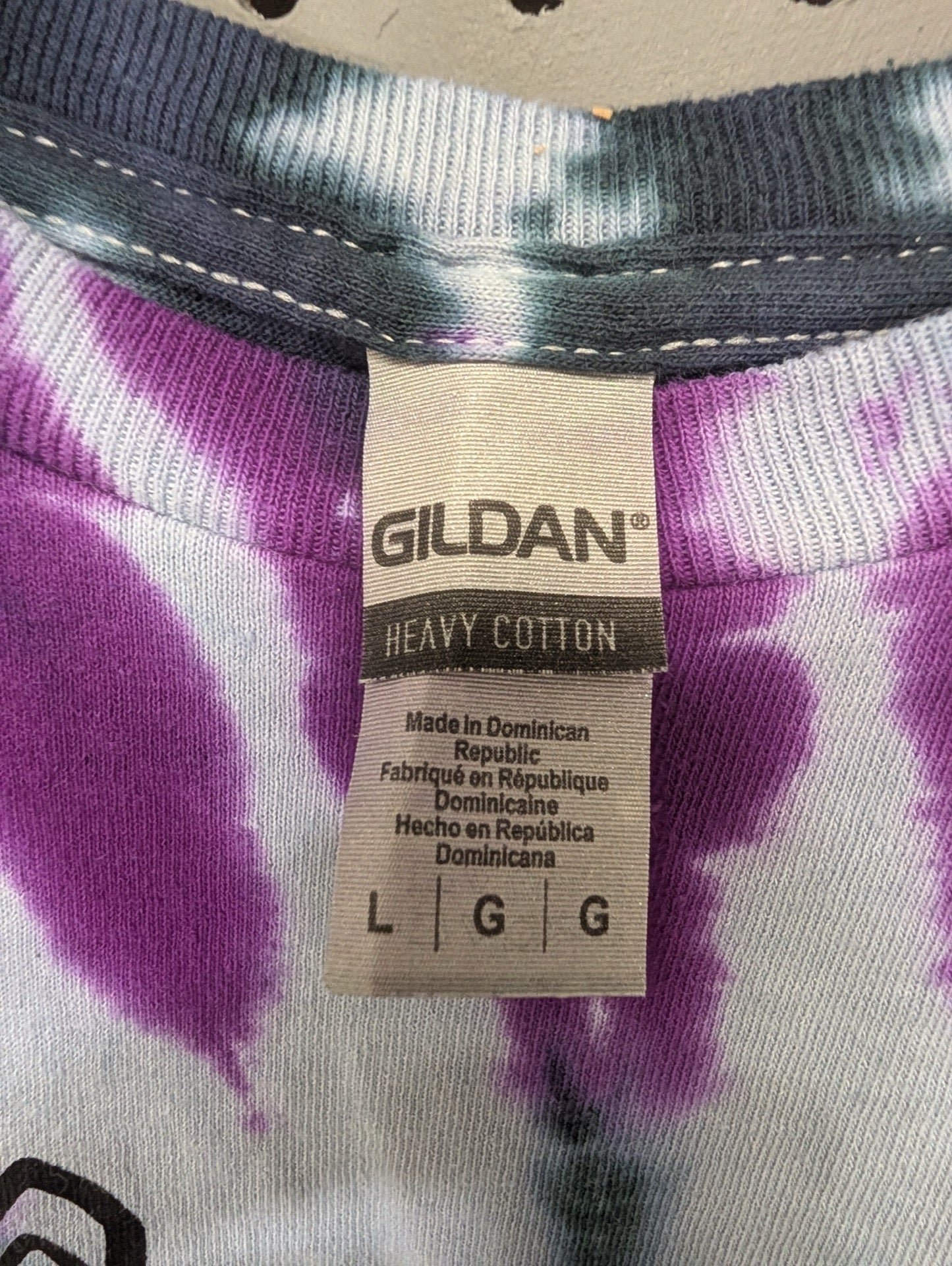 Gildan size Large tag on tie-dye shirt